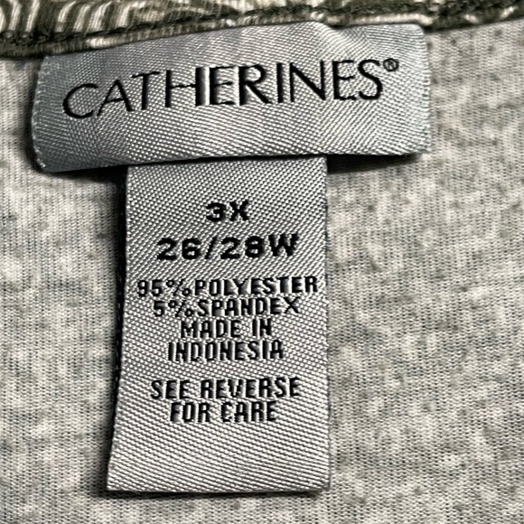 Catherine’s plus size sleeveless blouse size 3x. Length 31”.  Fancy neck area. - Picture 2 of 7